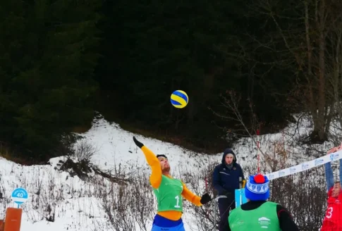 Snow Volleyball Reaches Knockout Stage After Intense Battles in Val di Zoldo